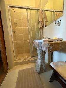 y baño con lavabo y ducha. en Malutizicht Lodge en Brandwater