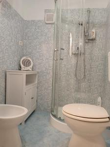 y baño con ducha, aseo y lavamanos. en Casetta nel Borgo Pianello con vista panoramica, en Muro Lucano