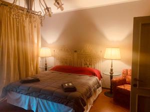 サッスオーロにあるCivico 54 Sassuoloのベッドルーム1室(ベッド1台、椅子、ランプ2つ付)