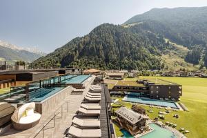ein Ferienort mit einem Berg im Hintergrund in der Unterkunft Alpine Luxury SPA Resort Schwarzenstein in Luttach