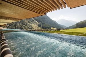 uitzicht op een rivier onder een brug bij Alpine Luxury SPA Resort Schwarzenstein in Lutago