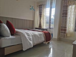 מיטה או מיטות בחדר ב-Om Bramha Hotel