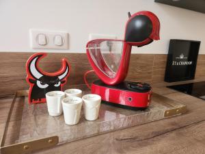 a red blender sitting on top of a counter with cups at Maison face à l'abbaye d'Hautvillers - 2 bedrooms 2 Bathrooms, parking in Hautvillers