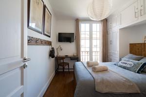 サン・ジェルヴェ・レ・バンにあるAppartement Mont Jolyのベッドルーム1室(ベッド1台、タオル2枚付)