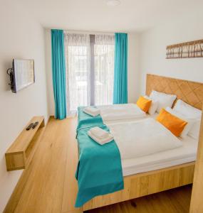 Schlafzimmer mit einem großen Bett und blauen Vorhängen in der Unterkunft Villa Nera - Etwa in Mostar