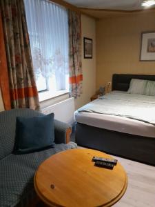 Zimmer mit einem Bett, einem Couchtisch und einem Bett in der Unterkunft Ferienwohnungen Pein in Vordernberg