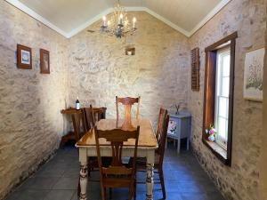 Stirling Cottage في ستيرلينغ: غرفة طعام مع طاولة وكراسي