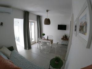 A television and/or entertainment centre at Casa UBARUNI