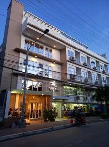 un edificio con una motocicleta estacionada frente a él en ECL Resort Hotel Boracay en Boracay