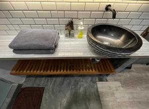 ein Waschbecken auf einer Theke im Bad in der Unterkunft Hotel Kalang Ulu in Berastagi