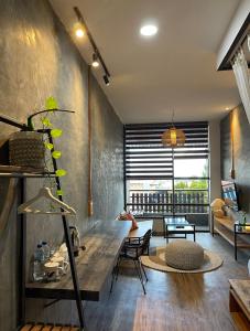- un salon avec une grande table en bois et un canapé dans l'établissement Hotel Kalang Ulu, à Berastagi