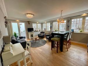 a living room with a table and a dining room at Villa Hansa Binz App 4 am Kurpark Meine Ferienzeit in Binz