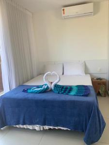 a bedroom with a bed with a blue blanket at Imbassaí Bahia Temporada Térreo in Imbassai +26 photos