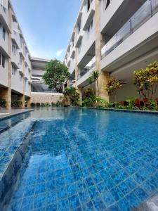 una piscina en medio de un edificio en Crystalkuta Hotel - Bali en Kuta