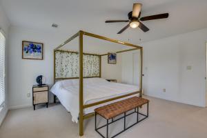 - une chambre avec un lit à baldaquin et un ventilateur de plafond dans l'établissement Beautiful 3BR Townhouse Close to Downtown Augusta, à Augusta