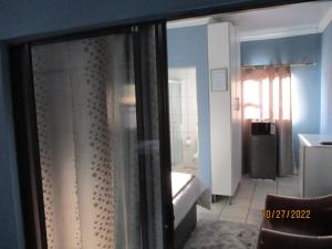Rúm í herbergi á PS GOOD TIME GUEST HOUSE Contractor Group Accommodation Klerksdorp