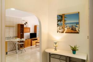 cocina y sala de estar con vistas al océano en Casa Ferro en Las Palmas de Gran Canaria