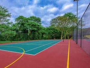 een tennisbaan met een net en enkele bomen bij Leisure Time Rentals - Sanbonani Resort & Spa in Hazyview