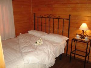 Un dormitorio con una cama con flores. en Complejo Rural Los Jarales, en Navamorcuende