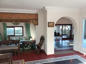 een woonkamer met een bank en een tafel bij Villa meublée face à la mer, Golf et Verdure in El Jadida