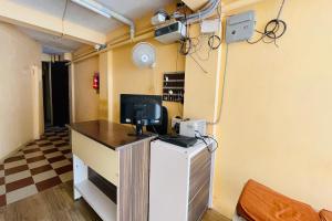 Habitación con escritorio y ordenador. en Skyry Hotel Iyyapanthangal en Chennai
