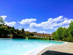 a large swimming pool with blue water at Paraìso del Sol in Polpenazze del Garda