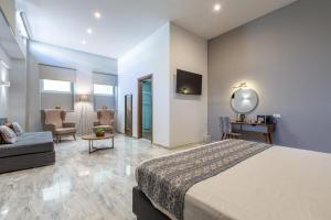 A television and/or entertainment centre at Minaret Suites and Apartments