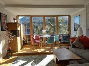 a living room with a table and chairs at Appartement Bella Vista in Kranjska Gora