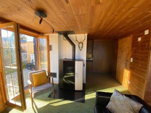 uma sala de estar com um fogão no meio de uma sala em Haus Maran em Urmein