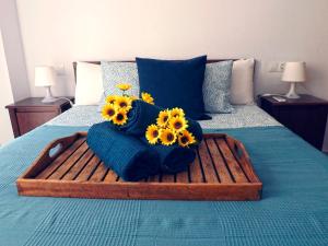 A bed or beds in a room at Casa Familiar para 10 con jardín, bbq, terraza, piscina y playa cerca