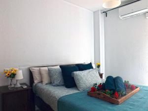 A bed or beds in a room at Casa Familiar para 10 con jardín, bbq, terraza, piscina y playa cerca