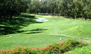 uma vista para um campo de golfe com um verde em Villa meublée face à la mer, Golf et Verdure em El Jadida