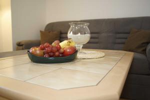 een fruitschaal op een tafel met een glas melk bij Ferienwohnungen Segebrecht Ahlbeck in Ahlbeck