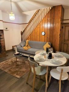 sala de estar con mesa y sofá en Nice 4-bedroom vacation home with indoor fireplace en Wellington