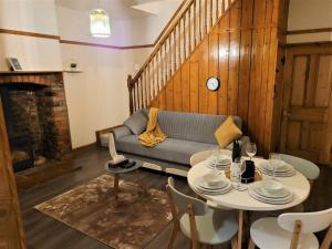 sala de estar con sofá y mesa en Nice 4-bedroom vacation home with indoor fireplace en Wellington