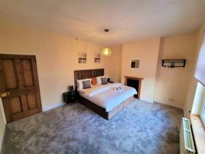 מיטה או מיטות בחדר ב-Nice 4-bedroom vacation home with indoor fireplace