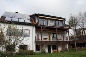 ein Haus mit Sonnenkollektoren darüber in der Unterkunft Ferienwohnung Nikoll/Simon in Schnaittach