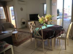 Posedenie v ubytovaní Appartement spacieux et calme classé 4 etoiles, à 300m de la mer