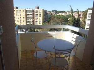 Balkón alebo terasa v ubytovaní Appartement spacieux et calme classé 4 etoiles, à 300m de la mer + 17 fotografií