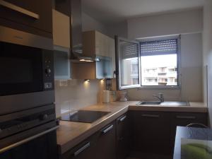 Kuchyňa alebo kuchynka v ubytovaní Appartement spacieux et calme classé 4 etoiles, à 300m de la mer