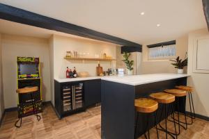 una cucina con bancone e sgabelli in una stanza di No2 St Peters Street a Winchester