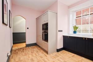 A kitchen or kitchenette at No2 St Peters Street