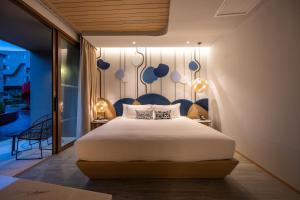 Säng eller sängar i ett rum på Metadee Concept Hotel