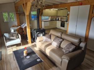 ein Wohnzimmer mit einem Sofa und einem Tisch in der Unterkunft Rhône Cottage 4 in Noville