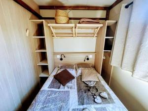 Cette petite chambre comprend un lit. dans l'établissement Camping PARC DES FONTANETTES, à La Seyne-sur-Mer