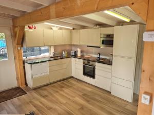 Kuchyň nebo kuchyňský kout v ubytování Rhône Cottage 4 + 30 fotografií
