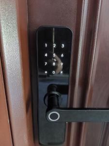 einem Schließen einer Tür mit Türknauf in der Unterkunft апартамент за гости Георгиеви in Weliko Tarnowo