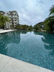 Bazén v ubytování By The Sea Beachfront Designer Suites Penang - Managed by Art of Tree nebo v jeho okolí