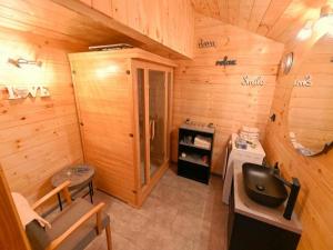 uma casa de banho com um lavatório numa cabina de madeira em Lavanda Land - Villa Tanya Mrežnica em Donji Zvečaj