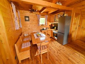 uma cozinha com uma mesa e um frigorífico numa cabina em Lavanda Land - Villa Tanya Mrežnica em Donji Zvečaj
